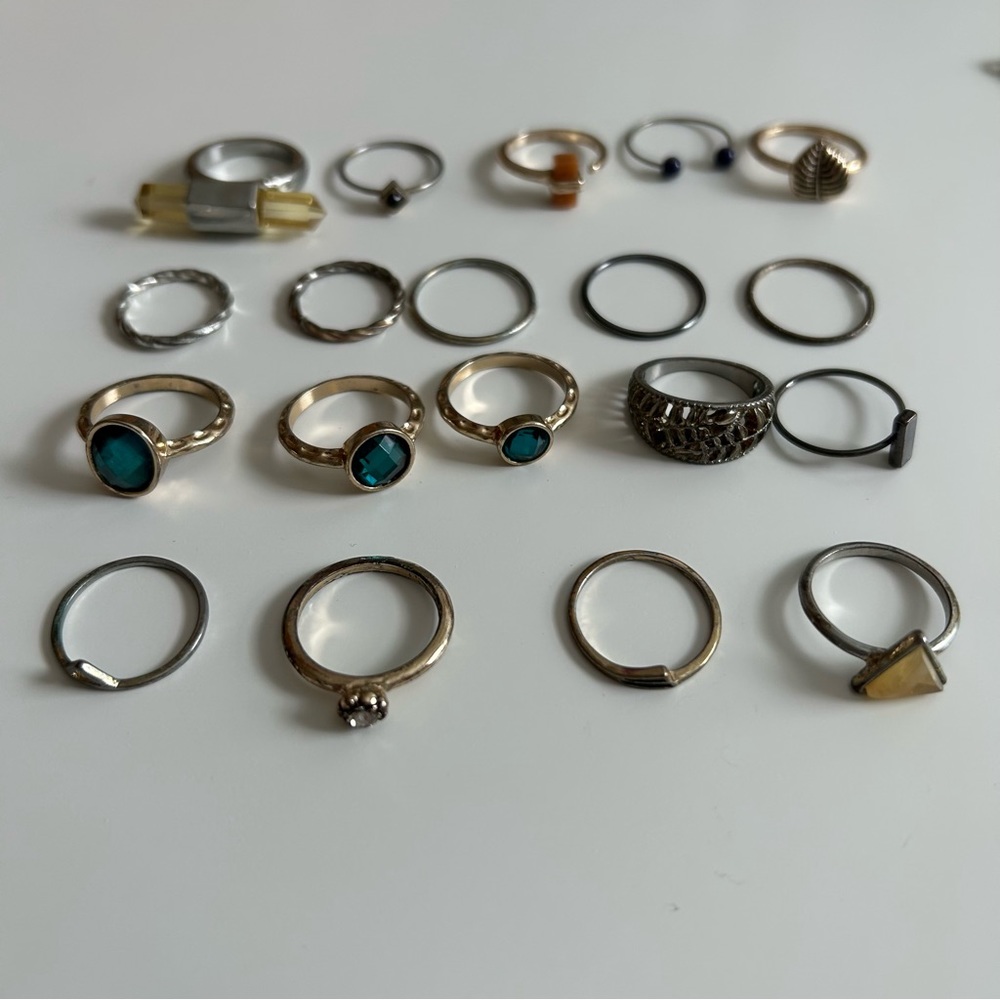 BUNDLE of assorted costume jewelry necklaces and rings - Picture 2 of 2